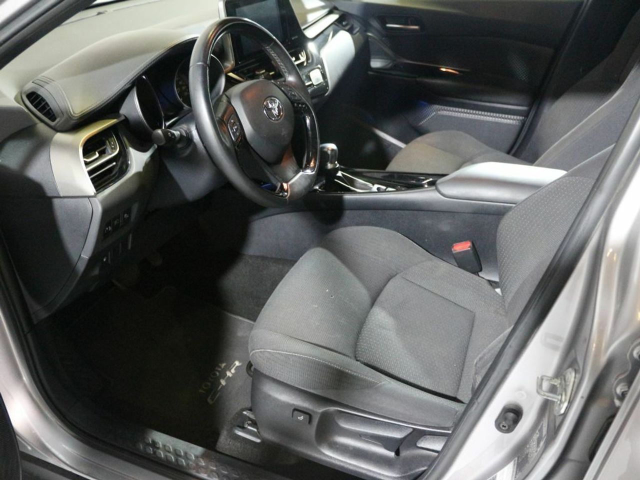 Foto Toyota C-HR 11