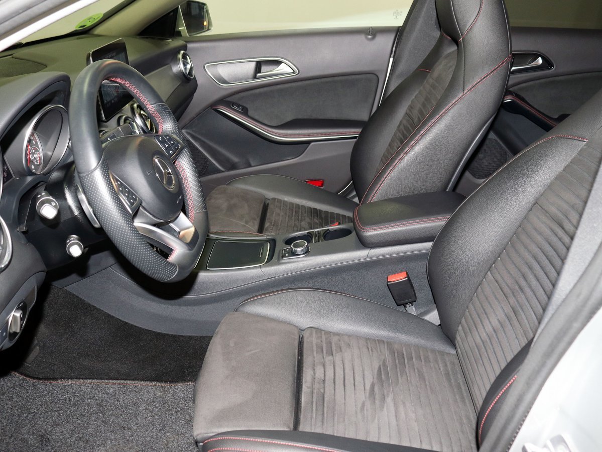 Foto Mercedes-Benz Clase CLA 23